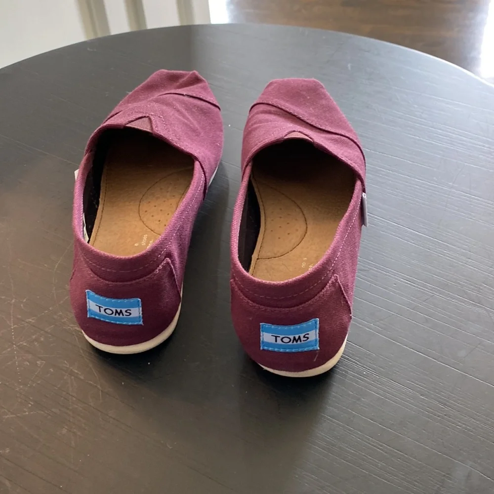 Tom’s Burgundy Flats - Picture 3 of 5